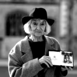 Retrato da atriz britânica Jane Lapotaire em celebração à sua carreira premiada no teatro e televisão para o obituário.