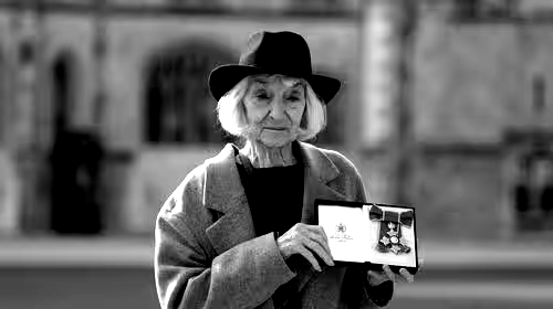 Retrato da atriz britânica Jane Lapotaire em celebração à sua carreira premiada no teatro e televisão para o obituário.