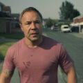 O ator Stephen Graham em uma cena dramática da série Adolescence, da Netflix.
