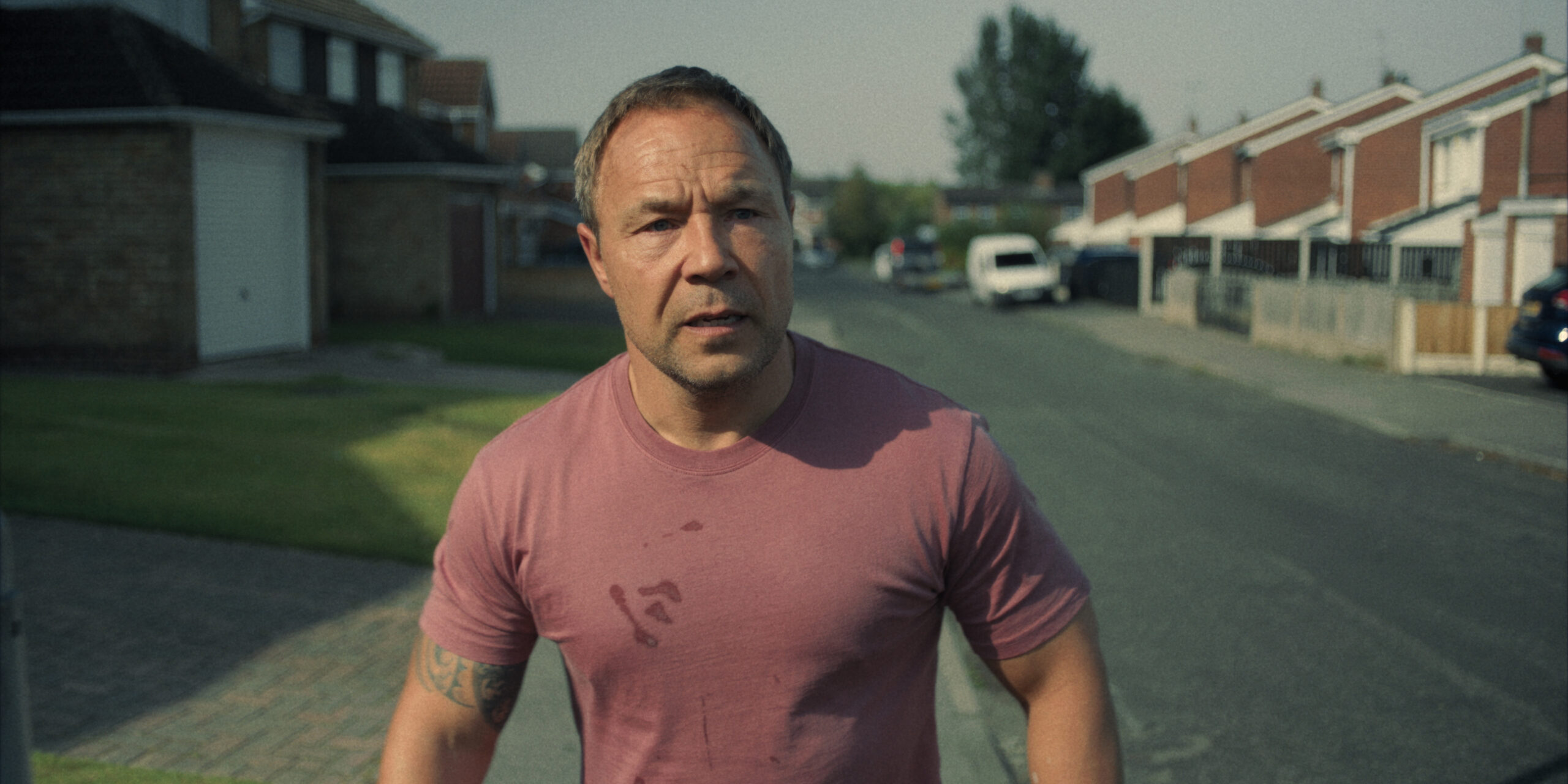 O ator Stephen Graham em uma cena dramática da série Adolescence, da Netflix.