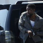 O ator Yahya Abdul-Mateen II com expressão determinada em uma cena de ação da série Man On Fire.