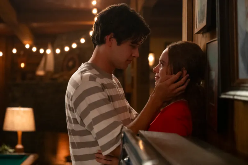 Sam Cornett e Sadie Soverall em 'Every Year After'