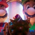 Mario flutuando no espaço cercado por estrelas e planetas coloridos, em cena do novo filme Super Mario Galaxy.