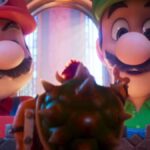 Mario flutuando no espaço cercado por estrelas e planetas coloridos, em cena do novo filme Super Mario Galaxy.