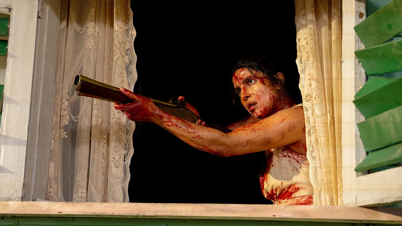 Atriz Priyanka Chopra Jonas em pose profissional de estúdio usando figurino contemporâneo em fundo neutro.