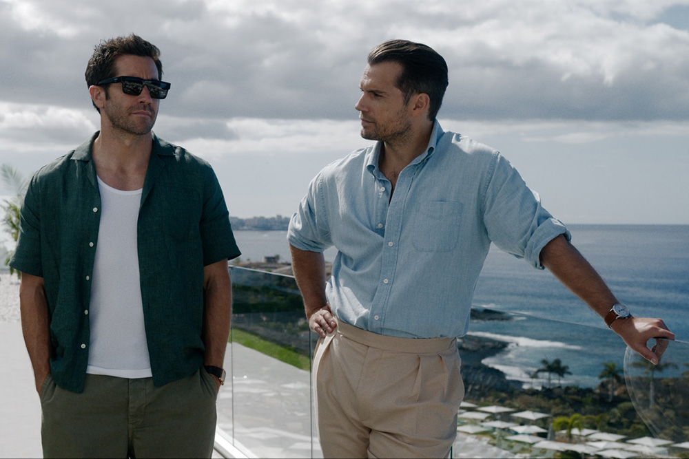 Henry Cavill e Jake Gyllenhaal em uma cena de ação intensa do filme In the Grey.