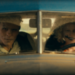 Jessie Buckley e Christian Bale caracterizados como os monstros protagonistas no filme A Noiva! de Maggie Gyllenhaal.