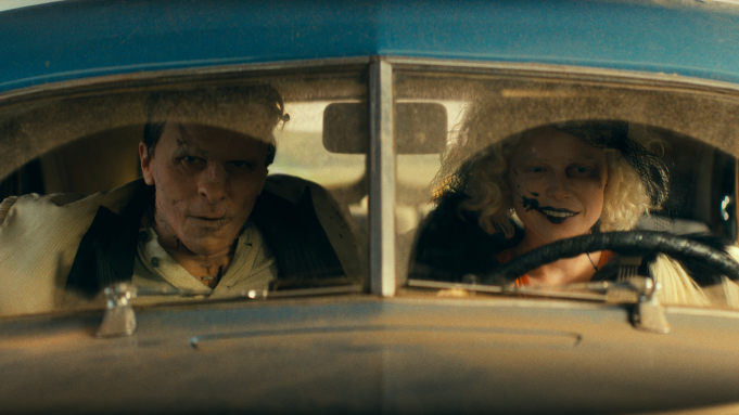 Jessie Buckley e Christian Bale caracterizados como os monstros protagonistas no filme A Noiva! de Maggie Gyllenhaal.