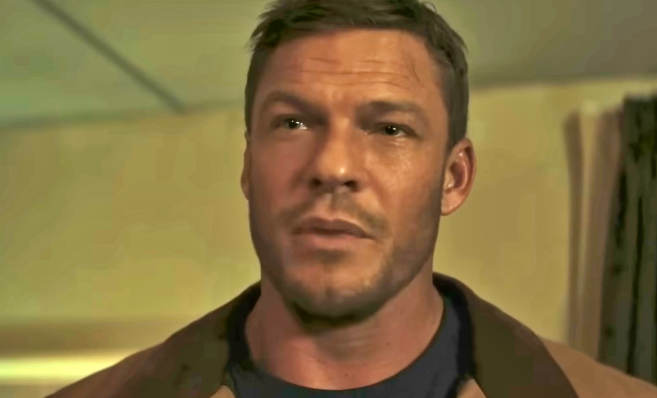 Alan Ritchson em cena da série Reacher do Prime Video