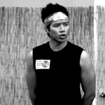 Alex Duong em apresentação como comediante nos Estados Unidos