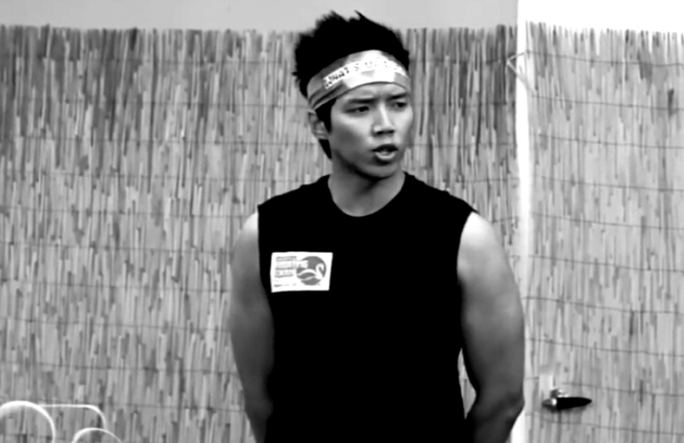 Alex Duong em apresentação como comediante nos Estados Unidos