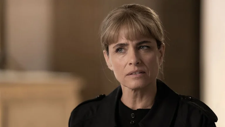 Amanda Peet durante as gravações da série Your Friends & Neighbors da Apple TV+.