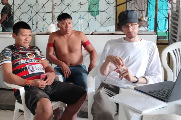 Cena do documentário Amazomania mostrando a expedição de 1996 ao território Korubo.