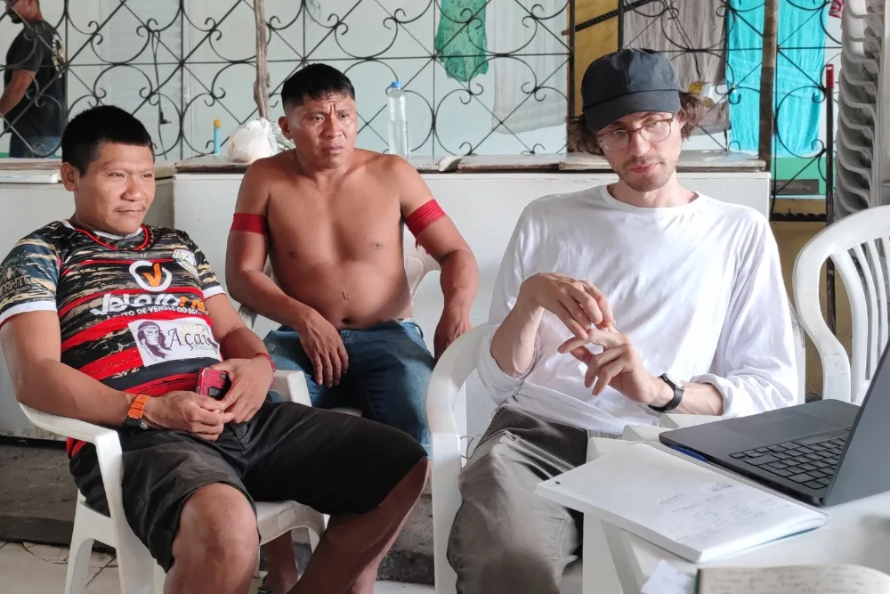 Cena do documentário Amazomania mostrando a expedição de 1996 ao território Korubo.