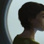 Os atores Takehiro Hira e Sydney Chandler em cena de viagem de carro no drama de ficção científica Anima.