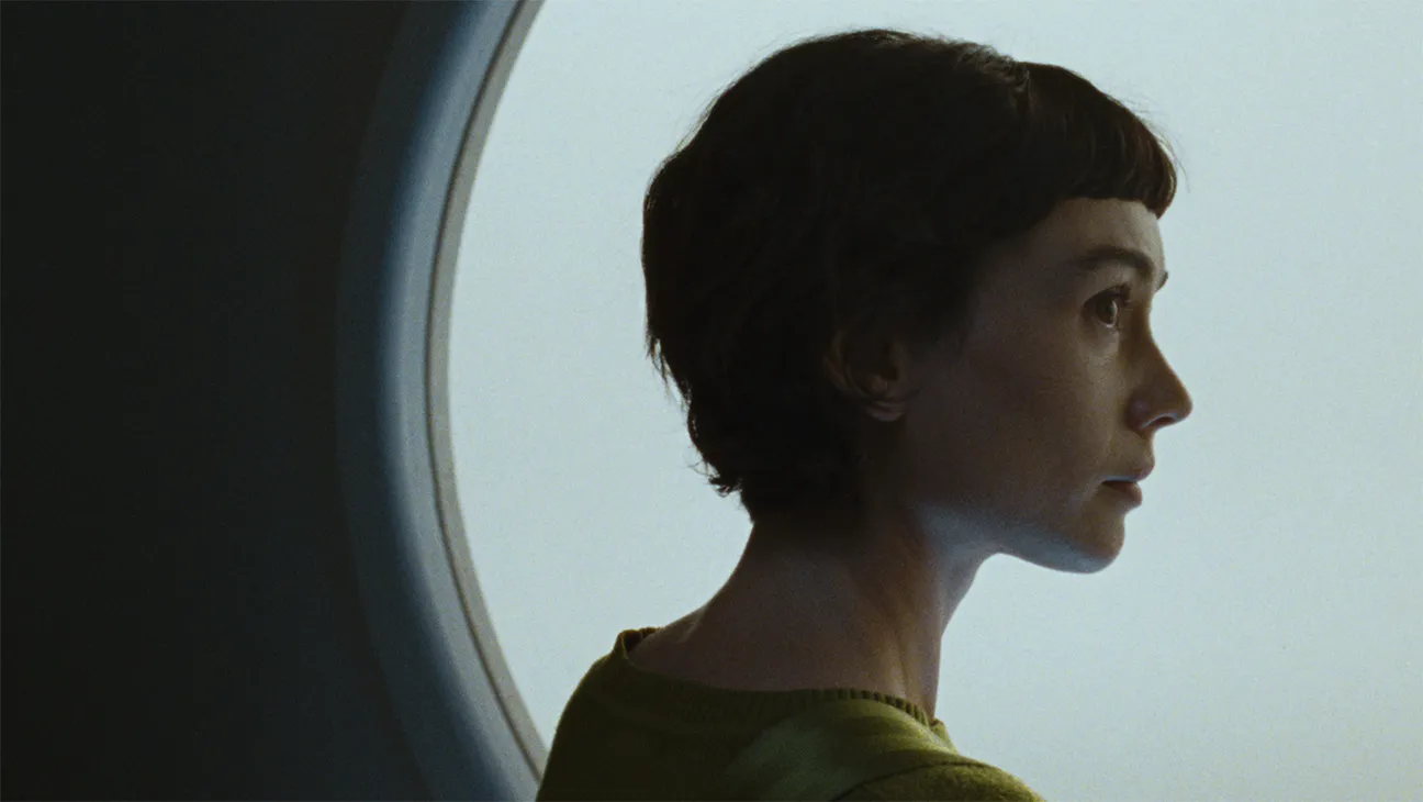 Os atores Takehiro Hira e Sydney Chandler em cena de viagem de carro no drama de ficção científica Anima.