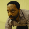 Cena do filme Backrooms com Chiwetel Ejiofor em ambiente labiríntico amarelo