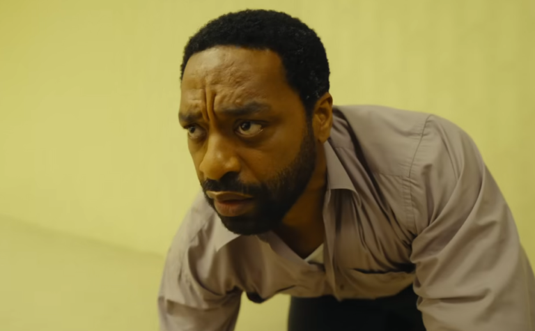 Cena do filme Backrooms com Chiwetel Ejiofor em ambiente labiríntico amarelo