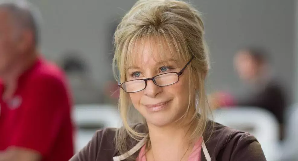 A artista Barbra Streisand sorrindo durante um evento de gala antes de sua homenagem no Festival de Cannes.