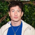 Barry Keoghan fala sobre impacto do abuso online enquanto promove projetos recentes e participa de entrevistas sobre carreira.