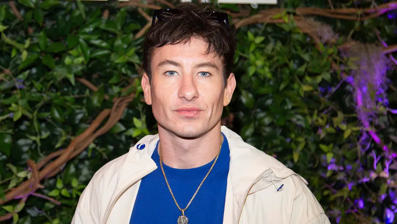 Barry Keoghan fala sobre impacto do abuso online enquanto promove projetos recentes e participa de entrevistas sobre carreira.