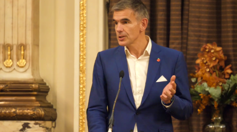 Matt Brittin, ex-executivo do Google e cotado para assumir a BBC, em um pódio.