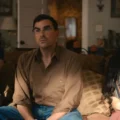 Os atores Dan Levy e Taylor Ortega como os irmãos Nicky e Morgan na série de comédia Big Mistakes da Netflix.
