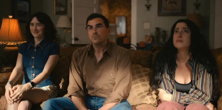 Os atores Dan Levy e Taylor Ortega como os irmãos Nicky e Morgan na série de comédia Big Mistakes da Netflix.