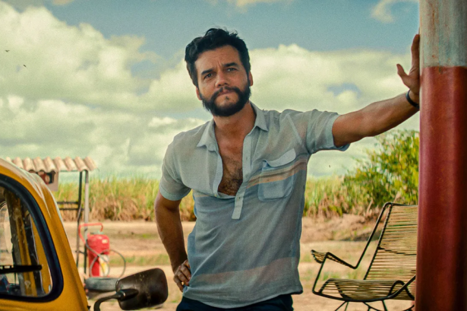 Cena do filme O Agente Secreto com o ator Wagner Moura.