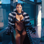 Cardi B se apresenta no palco durante a turnê Little Miss Drama com iluminação intensa.