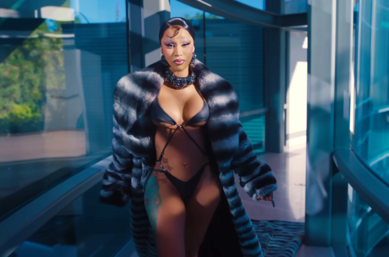 Cardi B se apresenta no palco durante a turnê Little Miss Drama com iluminação intensa.