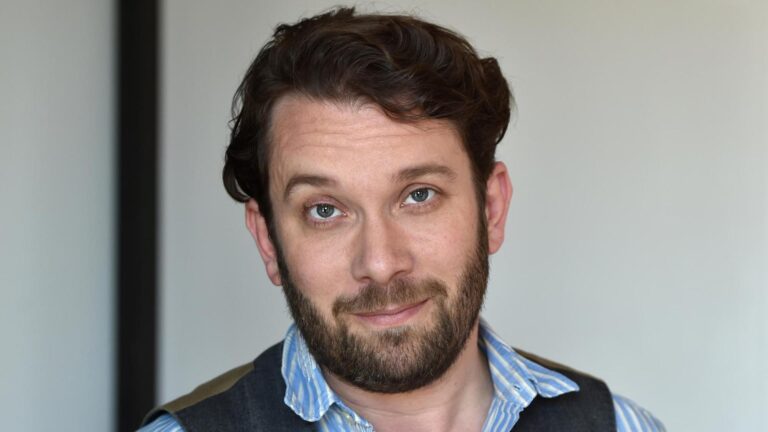 O ator alemão Christian Ulmen enfrenta acusações de criar vídeos falsos e pornografia de vingança contra sua ex-esposa Collien Fernandes.