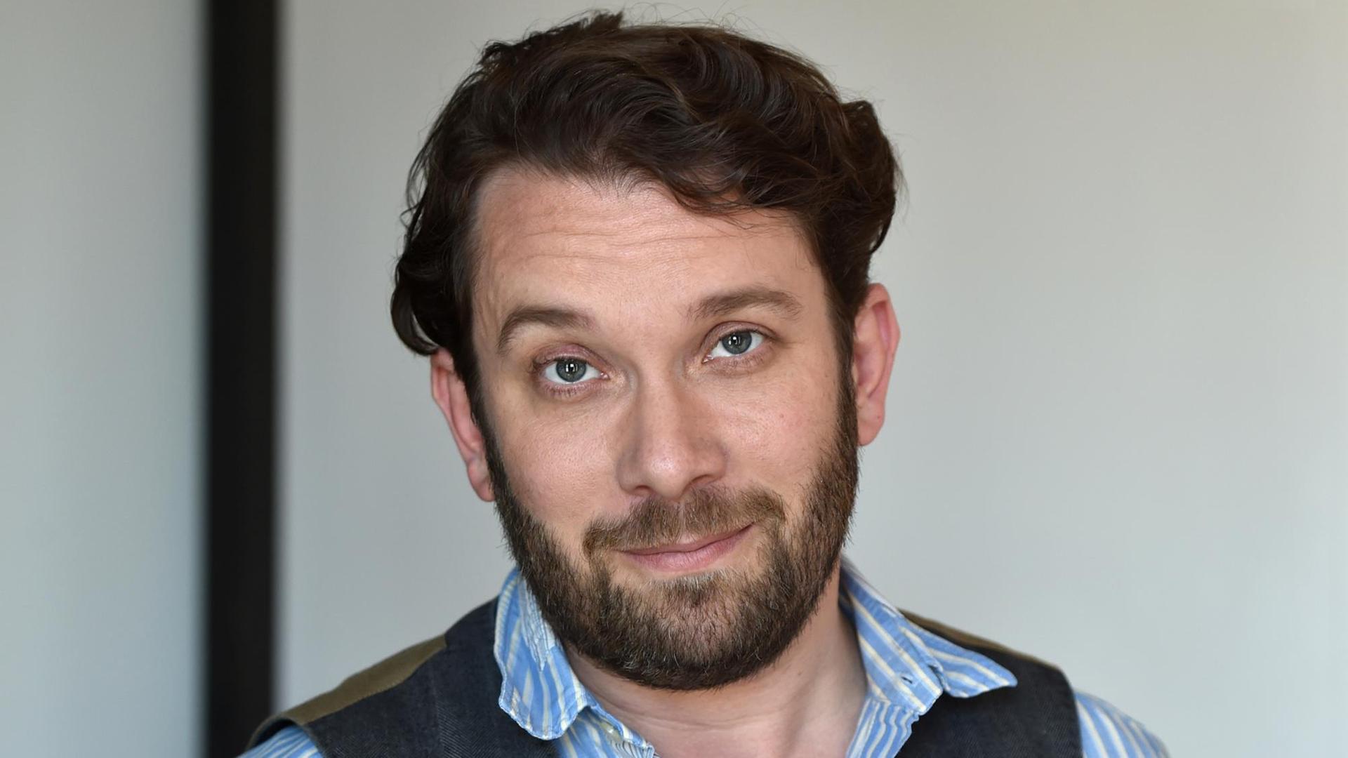 O ator alemão Christian Ulmen enfrenta acusações de criar vídeos falsos e pornografia de vingança contra sua ex-esposa Collien Fernandes.