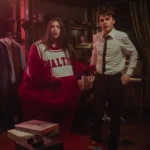 A atriz Sadie Sandler como a caloura Devon no trailer da comédia Colegas de Quarto da Netflix.