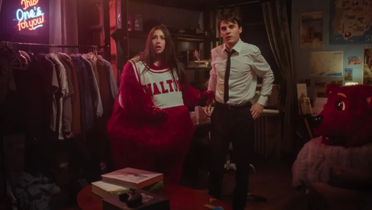 A atriz Sadie Sandler como a caloura Devon no trailer da comédia Colegas de Quarto da Netflix.