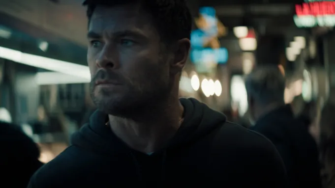 Elenco de Crime 101 em cena do filme que estreia no Prime Video