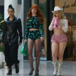 Lili Reinhart como a líder Apple caminhando pelos corredores de um shopping no filme Forbidden Fruits.