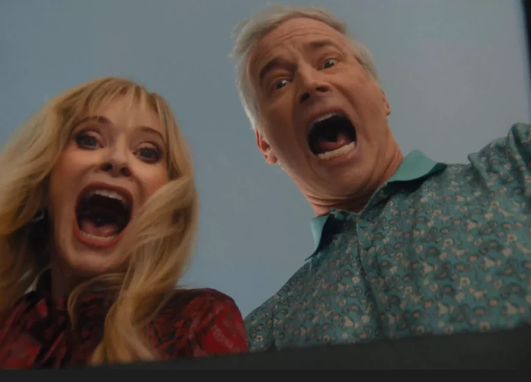 Cena da antologia de terror Grind com elementos surreais sobre o mercado de trabalho.