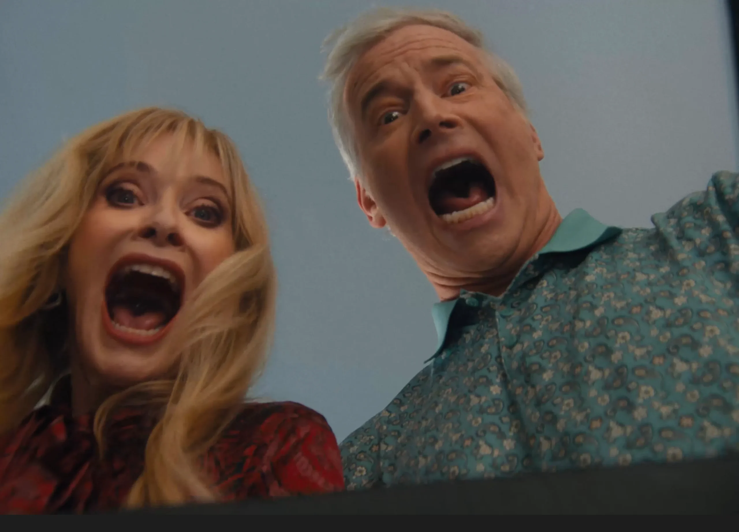 Cena da antologia de terror Grind com elementos surreais sobre o mercado de trabalho.