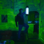 O ator Charlie Day com expressão de pânico em cena do filme Kill Me.