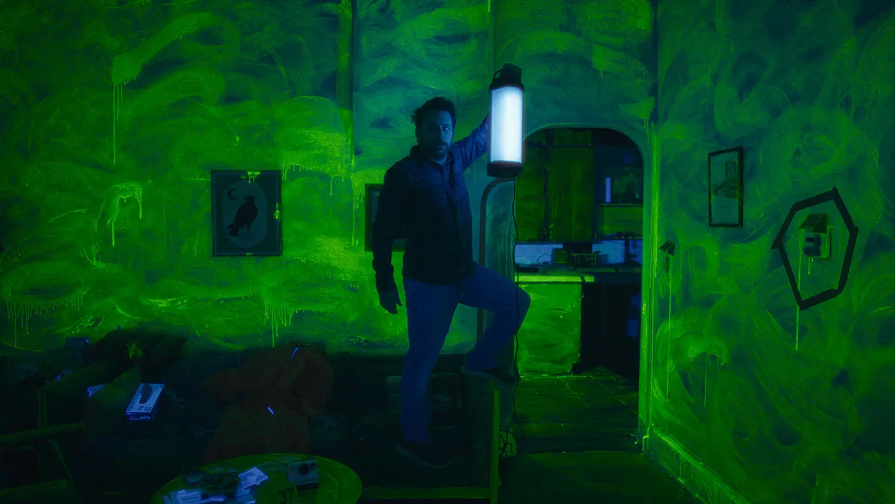 O ator Charlie Day com expressão de pânico em cena do filme Kill Me.