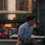 Chloë Grace Moretz e Manny Jacinto conversam em um café em Chicago no filme Love Language.
