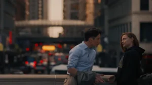 Chloë Grace Moretz e Manny Jacinto conversam em um café em Chicago no filme Love Language.