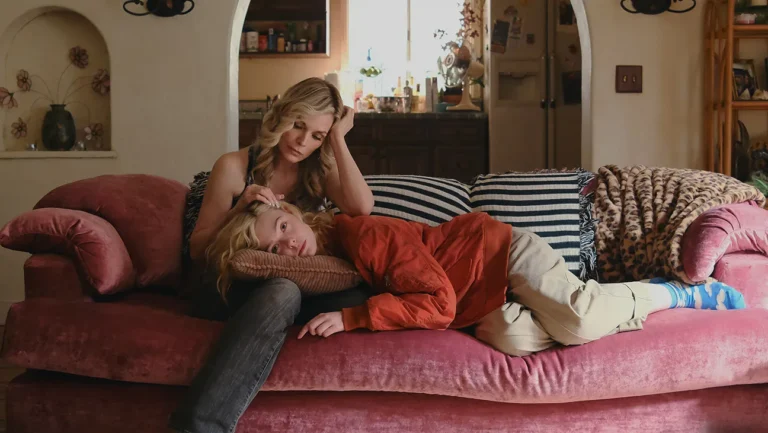Elle Fanning e Michelle Pfeiffer em cena da série Margo's Got Money Troubles.
