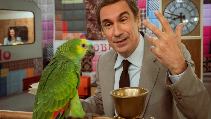 O ator Fabrizio Gifuni na pele de Enzo Tortora na minissérie Portobello, dirigida por Marco Bellocchio para a HBO Max.