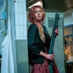 Samara Weaving ensanguentada em cena do filme Ready or Not 2.