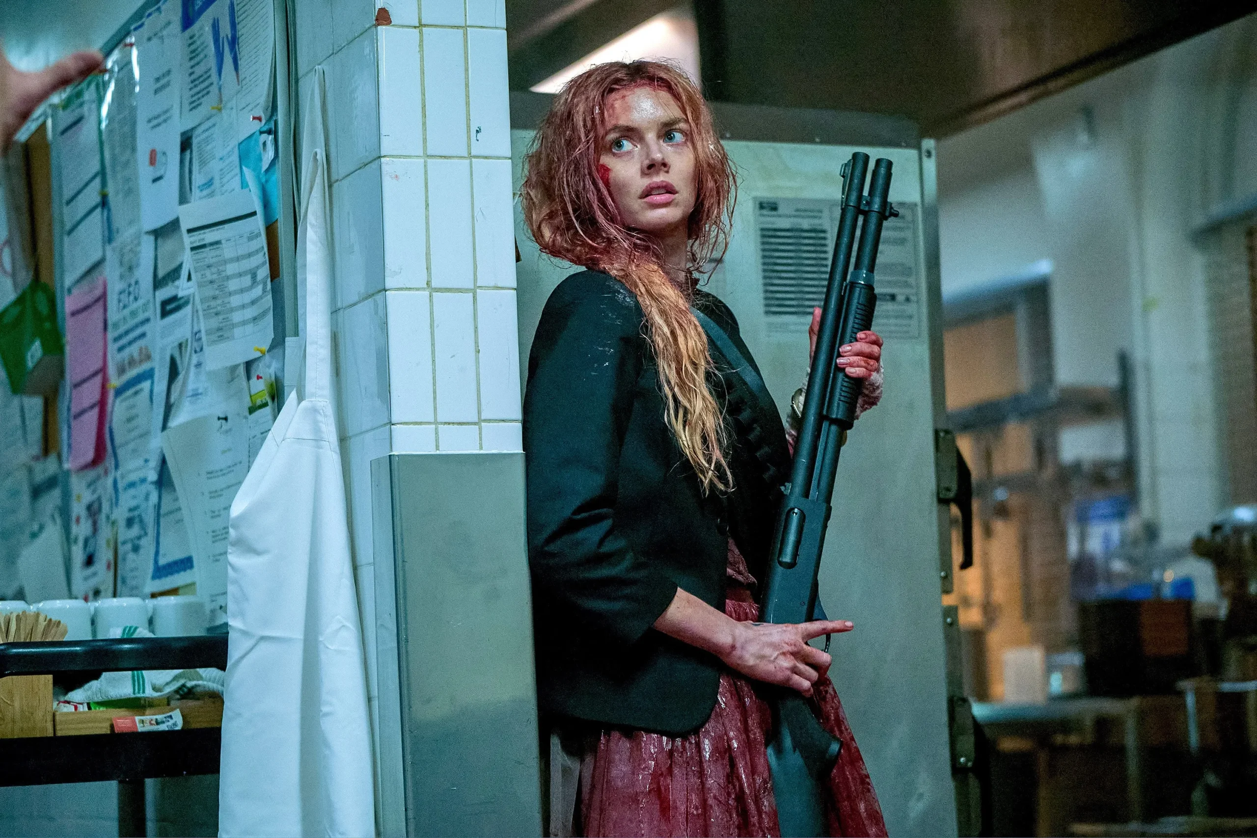 Samara Weaving ensanguentada em cena do filme Ready or Not 2.