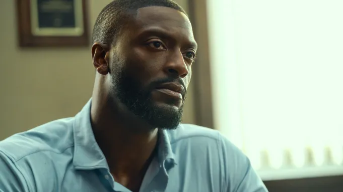 O ator Aldis Hodge como o detetive Alex Cross na série do Prime Video.