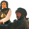 Ator Anthony Mackie em cena de batalha no deserto para o filme épico Desert Warrior com direção de Rupert Wyatt.
