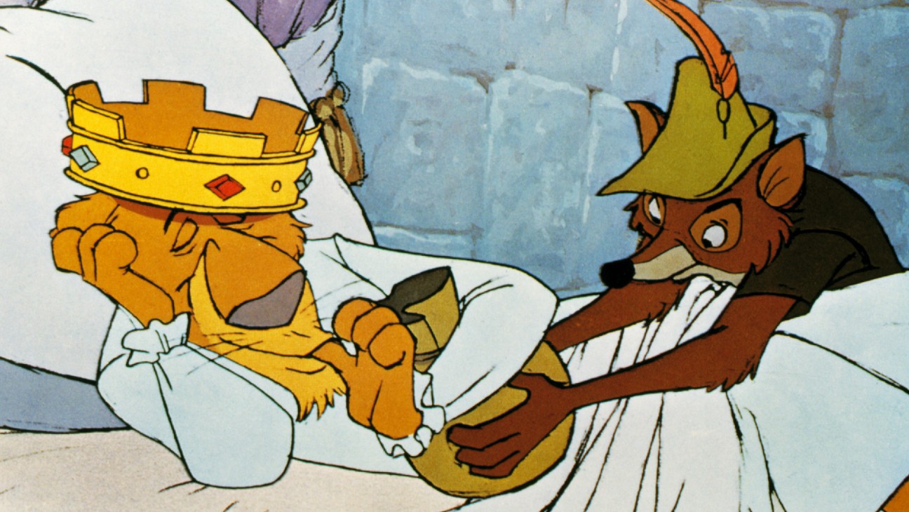 Cena de animação clássica da Disney onde Robin Hood, a raposa vestida de verde, usa uma linha de pesca para pescar o anel do Príncipe João (o leão covarde com coroa e aspecto de tigre), que dorme pesadamente em um trono cheio de moedas de ouro.